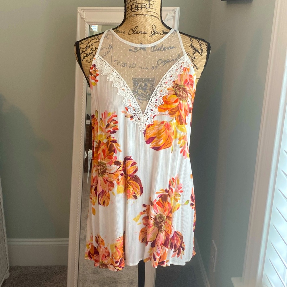 NWOT Daytrip floral and lace top, size M.